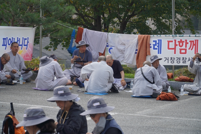 쉼터의 순례대중들 (5)